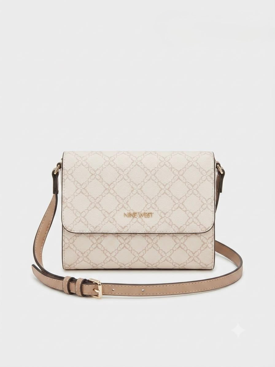 Bolsa Crossbody Nine West Monograma Crema con Solapa