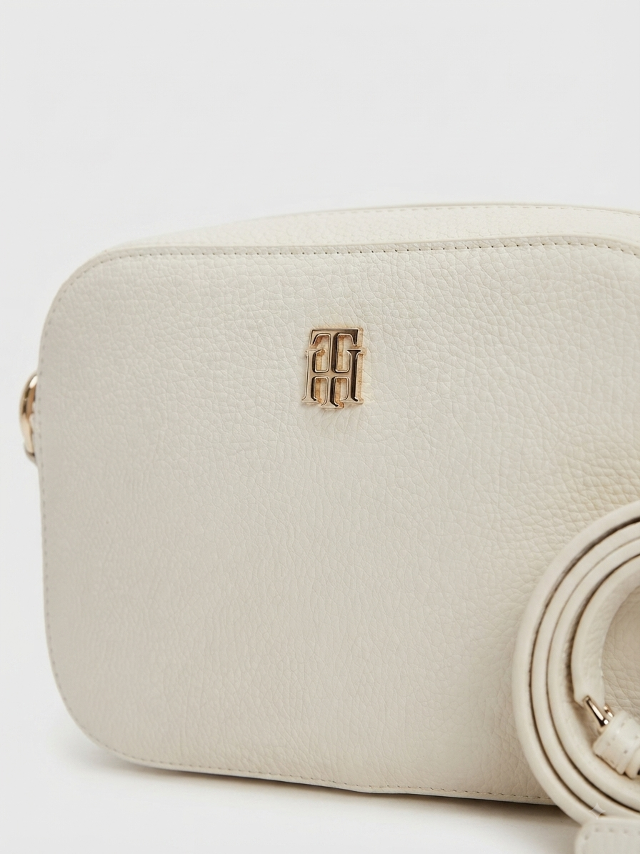 Bolsa Crossbody Tommy Hilfiger Crema con Solapa