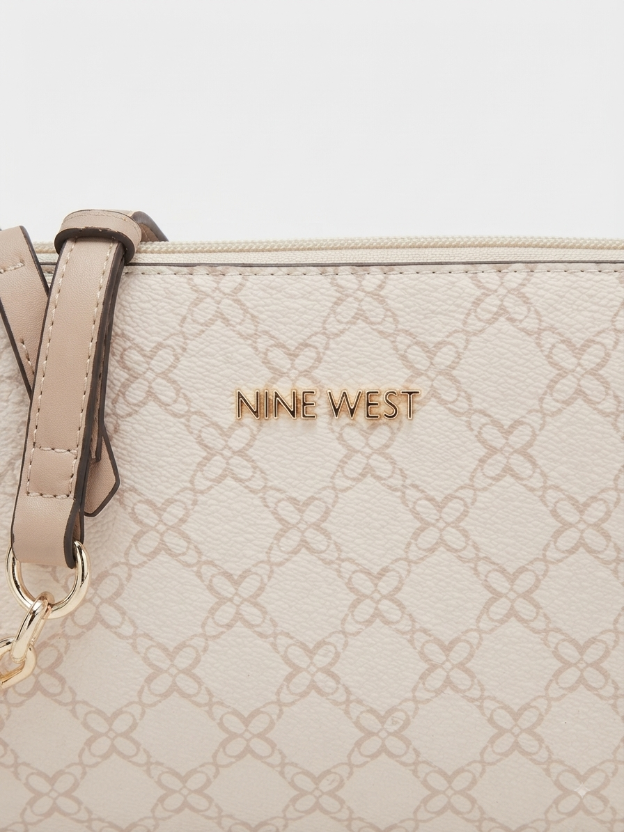Bolsa Crossbody Nine West Monograma Crema con Cadena Dorada