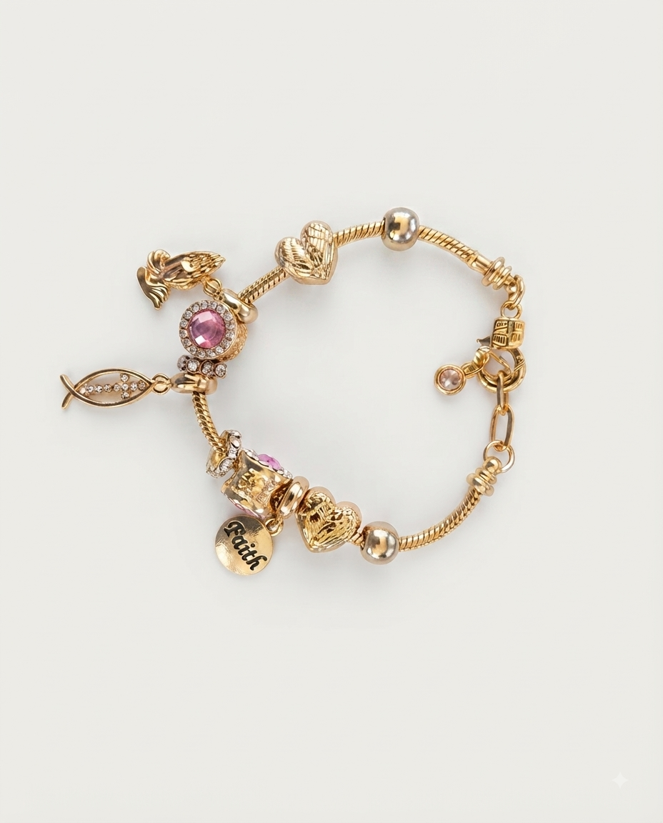 Adrienne Vittadini Pulsera Charms Perlas Dorada