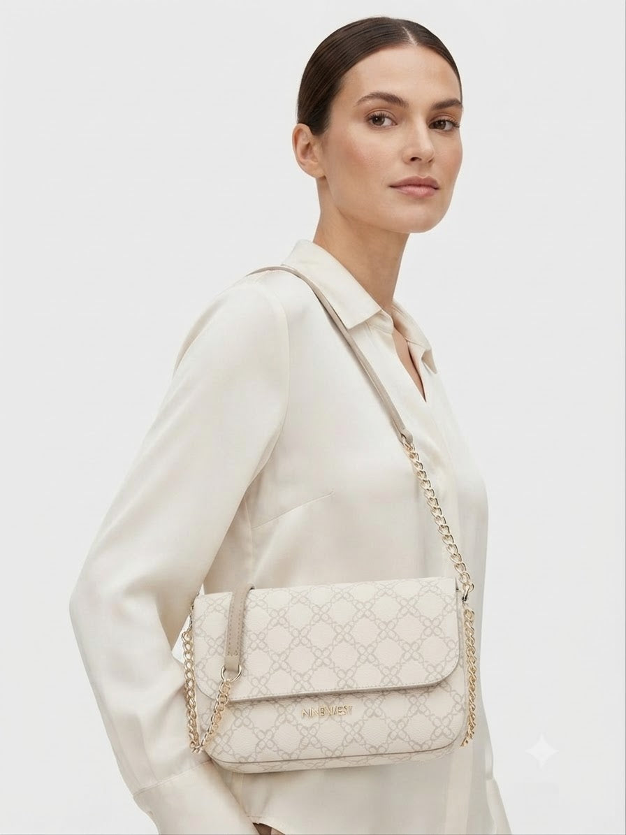 Bolsa Crossbody Nine West Monograma Crema con Cadena