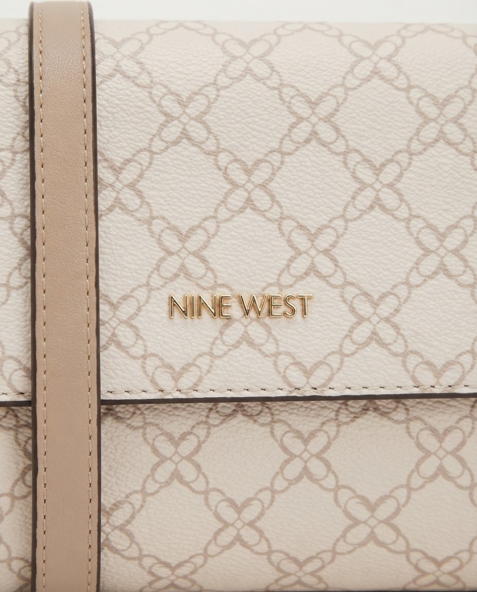 Bolsa Crossbody Nine West Monograma Crema con Solapa