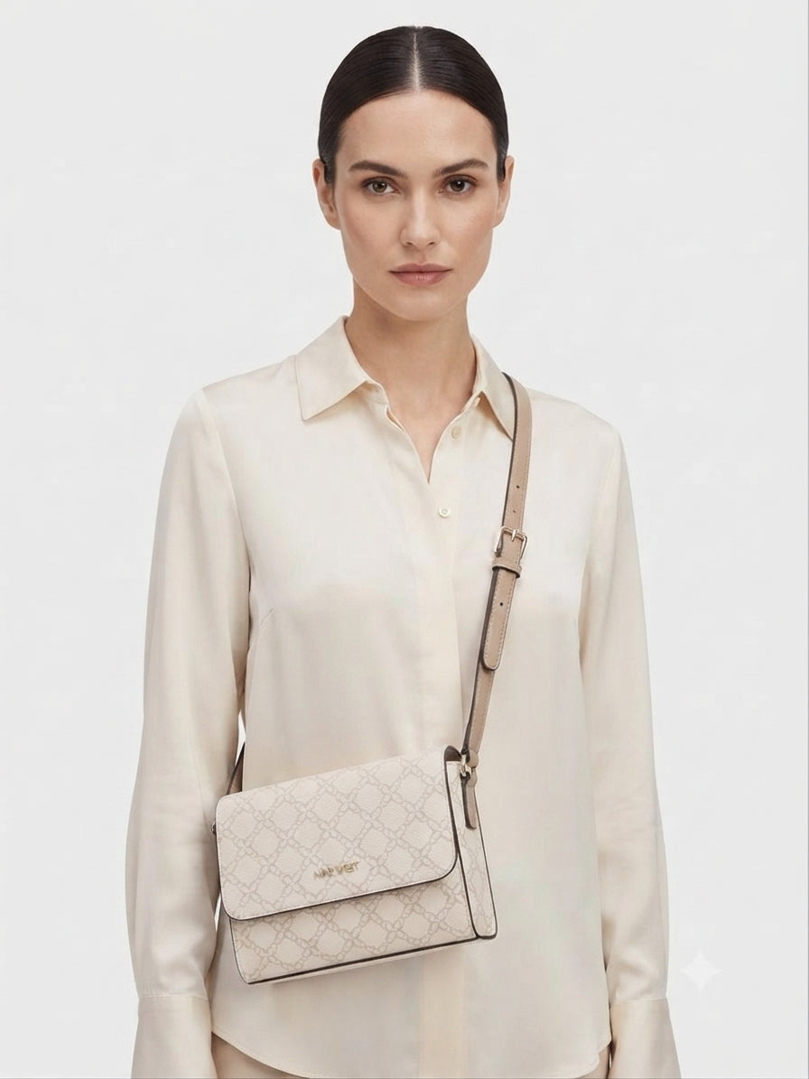 Bolsa Crossbody Nine West Monograma Crema con Solapa