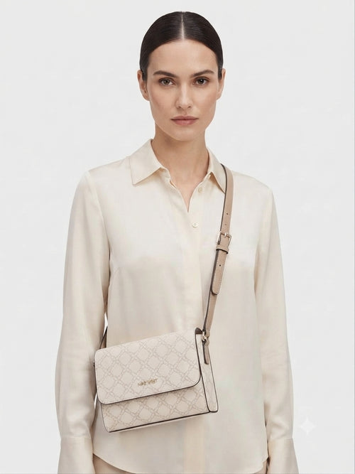 Bolsa Crossbody Nine West Monograma Crema con Solapa