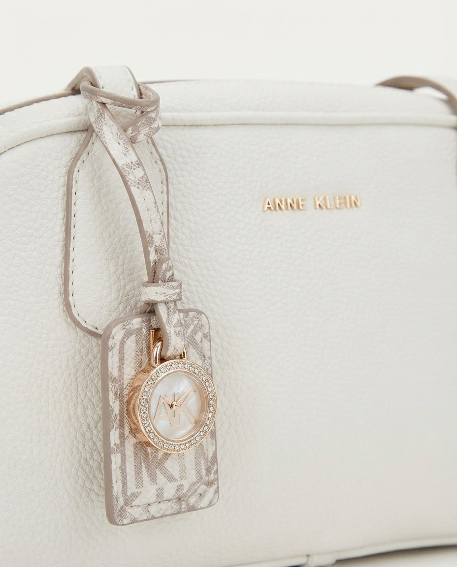 Bolsa Crossbody Anne Klein Blanca con Charm