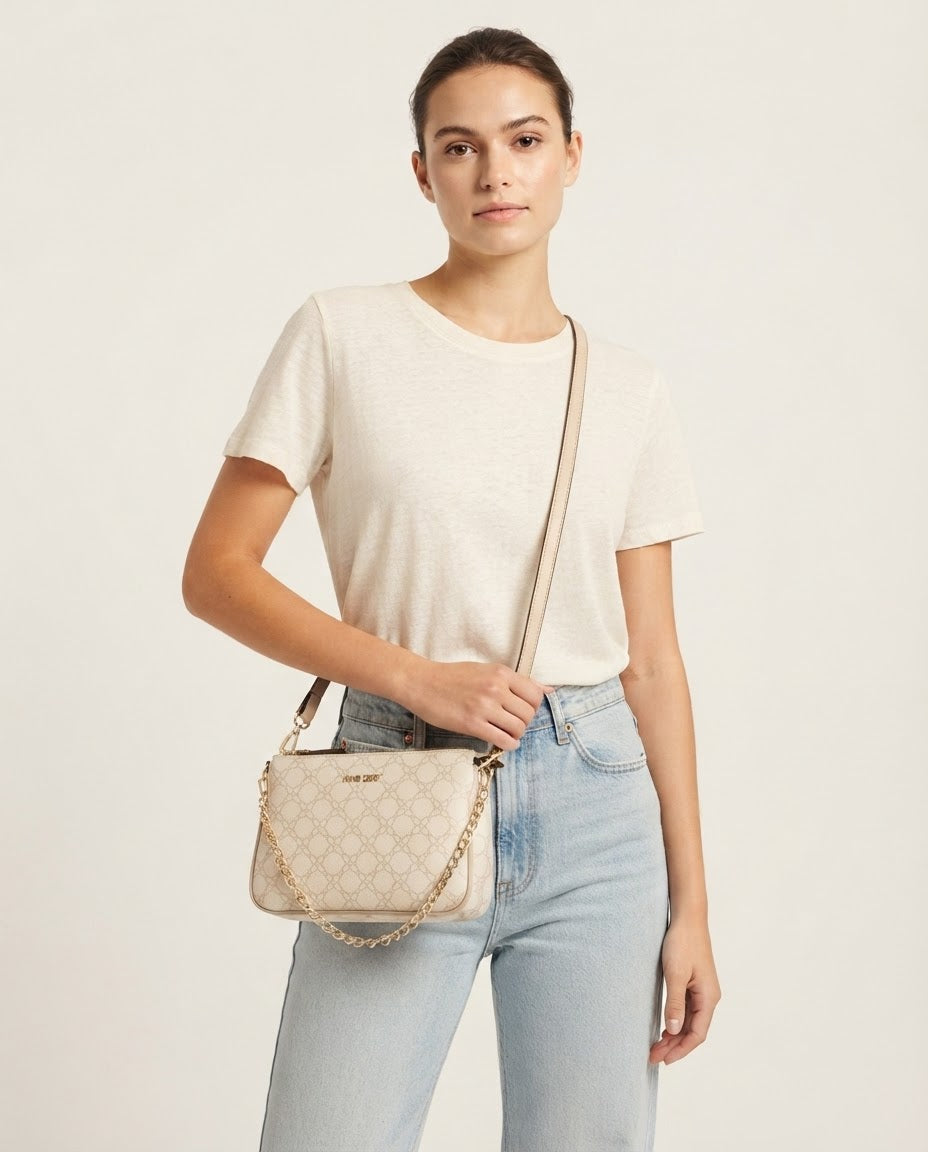 Bolsa Crossbody Nine West Monograma Crema con Cadena Dorada