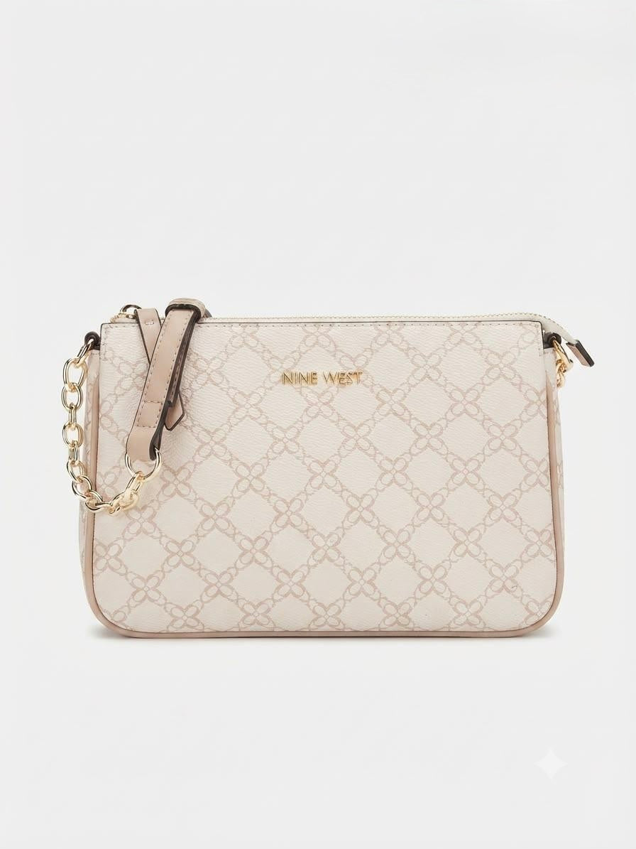 Bolsa Crossbody Nine West Monograma Crema con Cadena Dorada